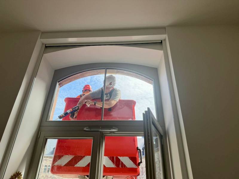 Pose d'un vitrage isolant de sécurité 44/2 fabriqué sur mesure pour ce chantier de rénovation à Strasbourg. Une intervention réalisée par la Vitrerie Scheurer, spécialiste du remplacement de vitrages dans le Bas-Rhin