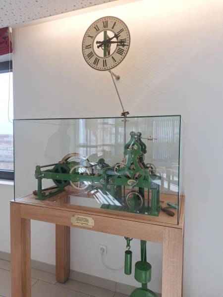 Cloche en verre sur mesure réalisée par Vitrerie Scheurer près de Strasbourg pour un caisson d’horloge professionnel dans le Bas-Rhin.