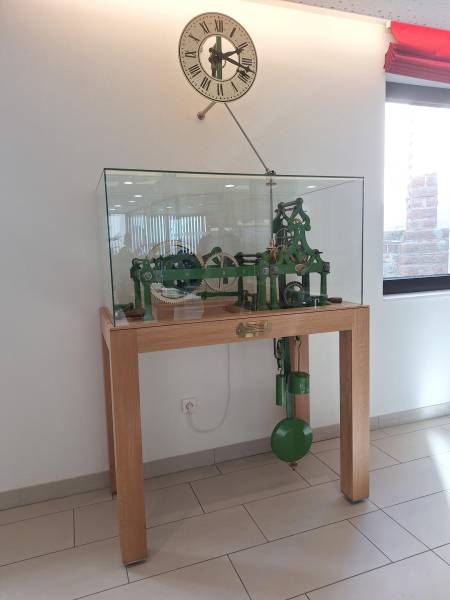 Assemblage en verre plat avec collage UV haute transparence pour cloche de protection d’horlogerie – réalisation vitrerie technique Bas-Rhin.