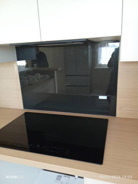 Crédence verre laqué sur mesure Bas-Rhin : pose crédence cuisine Strasbourg, Lingolsheim, installation rapide, design moderne, devis gratuit Vitrerie Scheurer