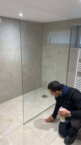 Installation d’une paroi de douche en verre sur mesure à Holtzheim dans le Bas-Rhin par votre vitrier local