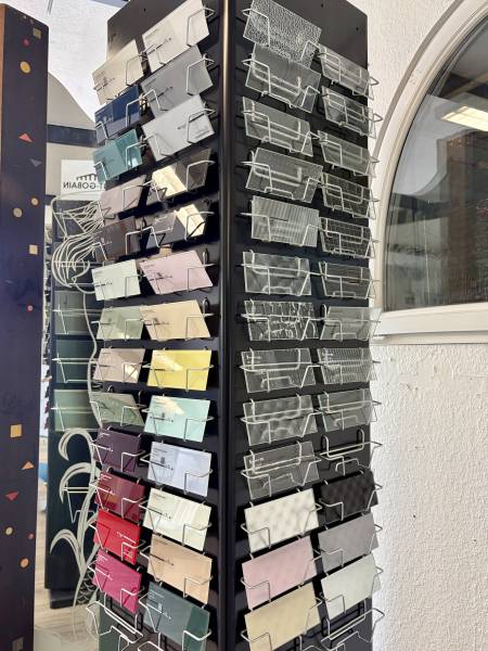 Stock de verre et découpe personnalisée de vitrage sur mesure près de Strasbourg pour particuliers et professionnels.