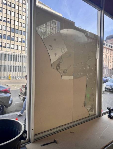 Vitrage cassé dans un hall d’entrée à Strasbourg avant intervention de la Vitrerie Scheurer