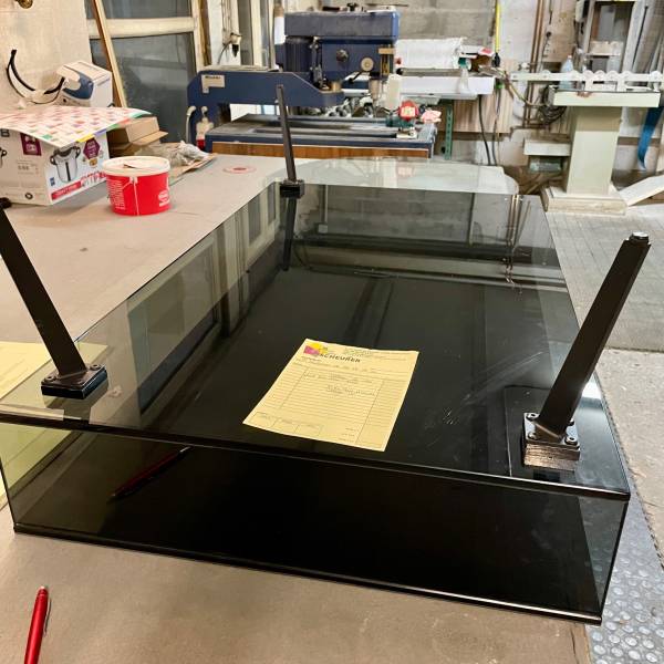 Recollage de pieds de table en verre par technologie de collage UV haute résistance réalisé par votre vitrier expert dans le Bas-Rhin (67)