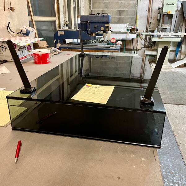 Table basse en verre réparée par collage UV invisible en atelier dans le Bas-Rhin (67) – résultat solide et esthétique après intervention professionnelle