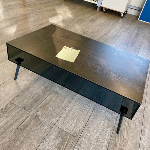 Réparation en atelier d’une table basse en verre avec pieds métalliques – préparation avant collage UV professionnel dans le Bas-Rhin (67)