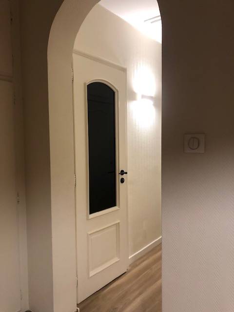 Mise en valeur d’un intérieur avec porte vitrée en verre ultra gris Saint-Gobain, conjuguant élégance, modernité et savoir-faire artisanal