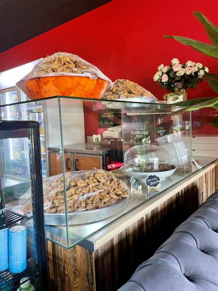 Fabrication de présentoir en verre sur mesure pour l’agencement de magasin ou commerce à Strasbourg par Vitrerie Scheurer