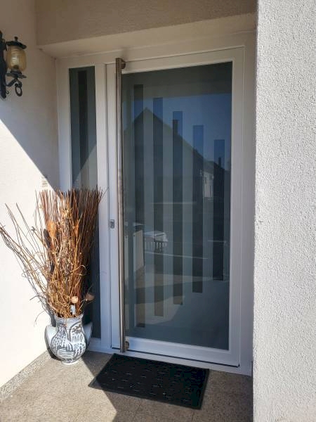 Porte d'entrée en PVC - meilleur rapport qualité/prix - Fabrication sur mesure par artisan à Lingolsheim et Strasbourg