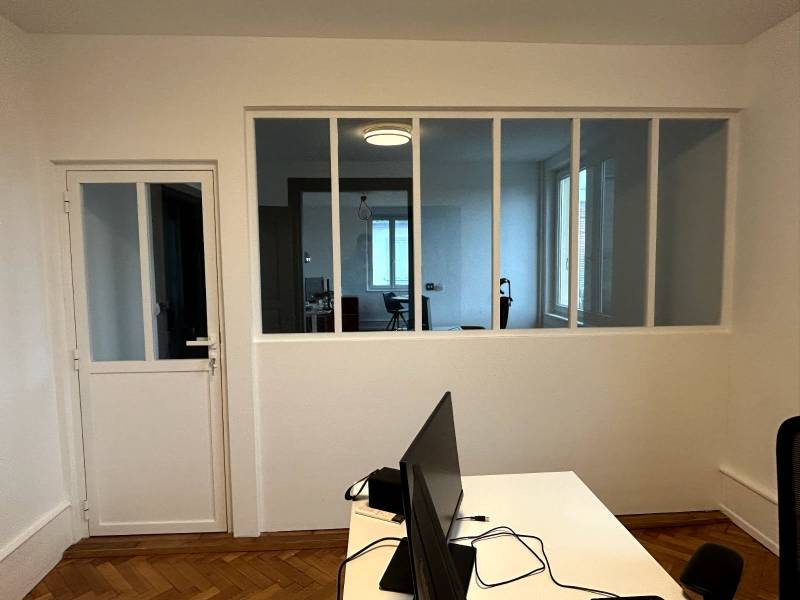Installation professionnelle de verre feuilleté pour une cloison de bureau moderne réalisée en collaboration avec un artisan menuisier à Hochfelden