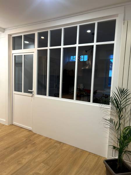 Installation professionnelle de verre feuilleté pour une cloison de bureau moderne réalisée en collaboration avec un artisan menuisier à Hochfelden