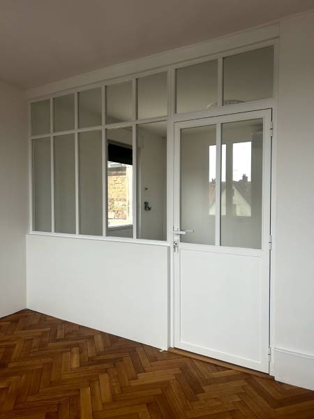 Installation professionnelle de verre feuilleté pour une cloison de bureau moderne réalisée en collaboration avec un artisan menuisier à Hochfelden