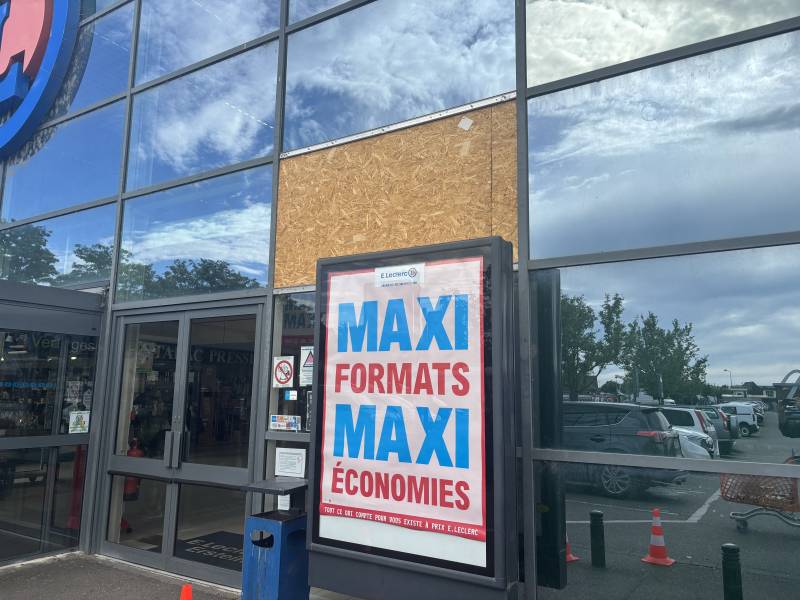 Vitrage cassé de façade commerciale avant remplacement dans un magasin du Bas-Rhin